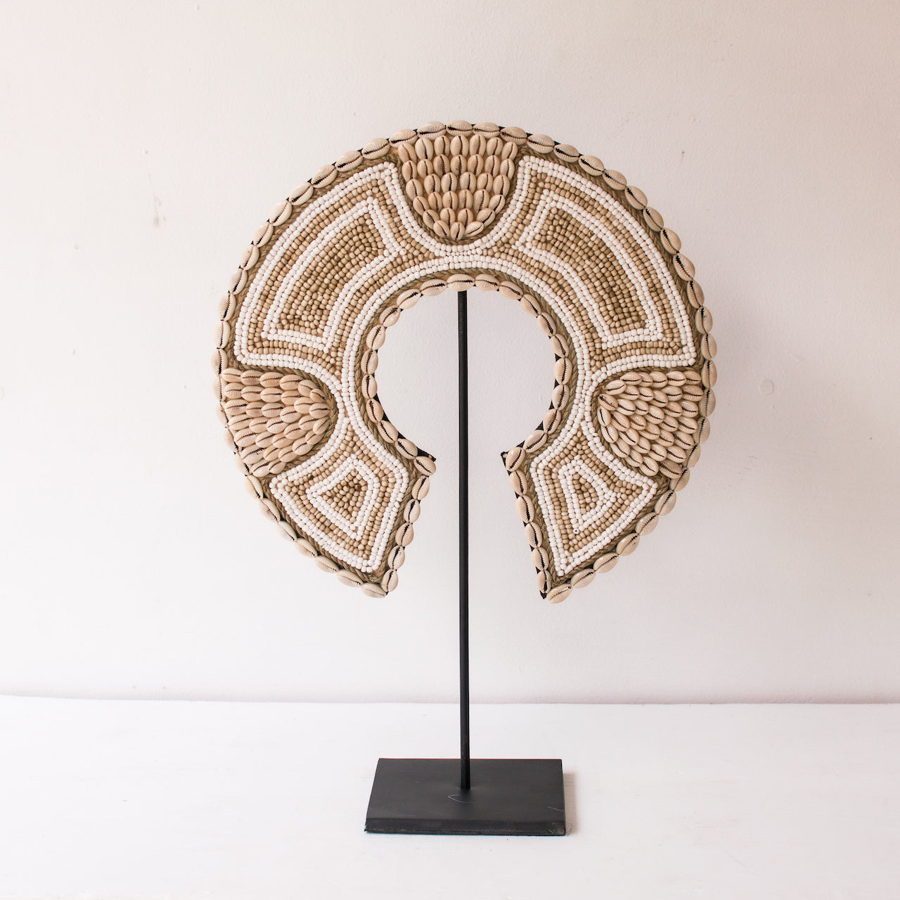 Schelpen en kralen op standaard wit